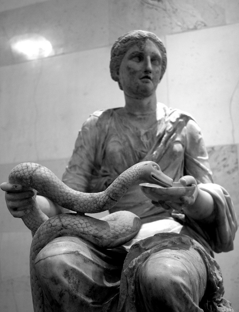 Thần Hygeia cầm một cái chén y khoa có một con rắn cuốn quanh tay